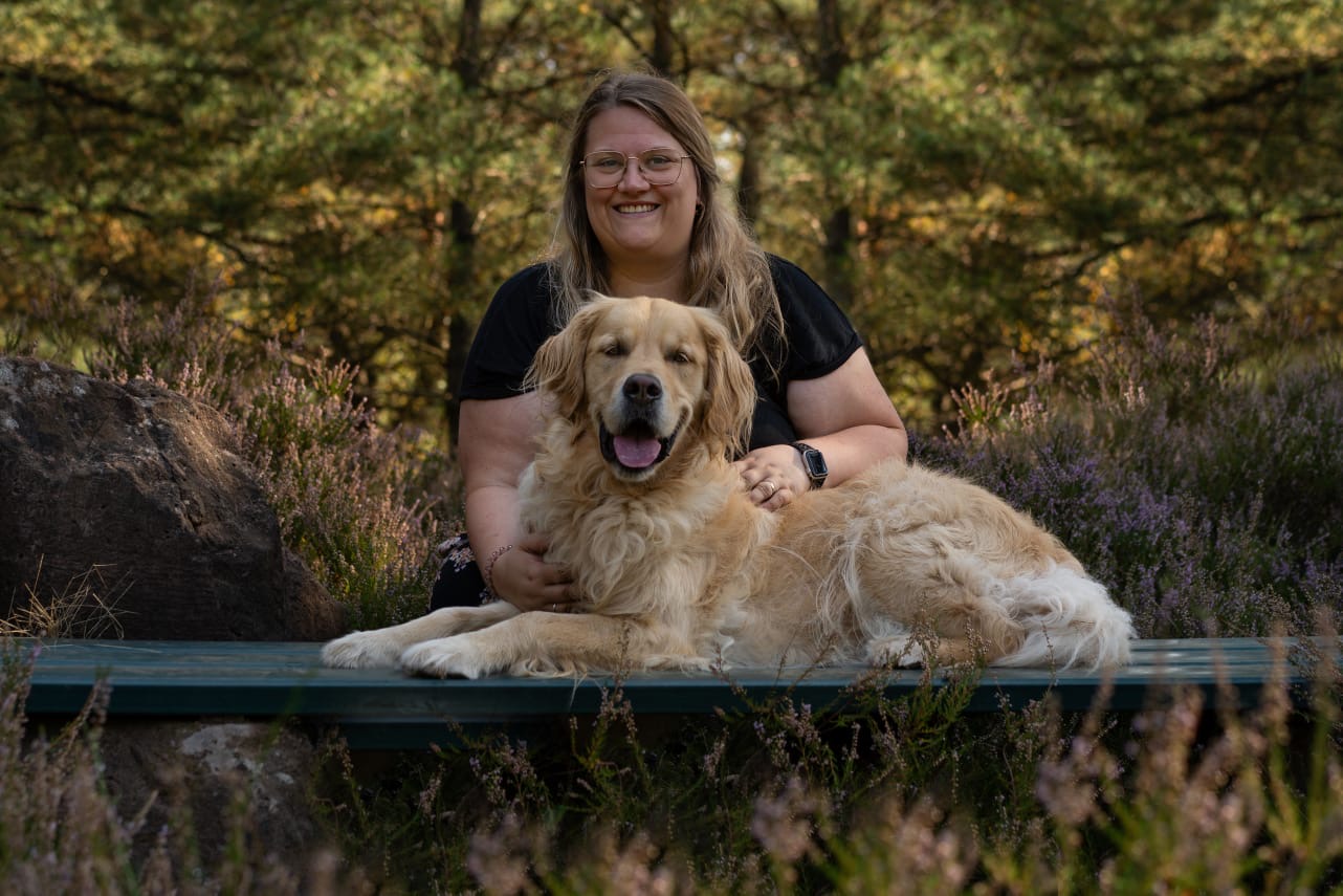 Carina Schon mit Golden Retriever in der Heide